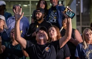 Alguns na lamentação Monte Charlie Kirk para mártires, procurando vítima