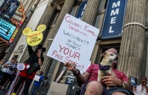 Os escritores de Hollywood estão ocupados. Eles têm medo de censores agora