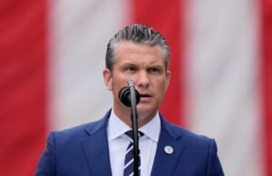 Os soldados com joelho mantêm a medalha de honra