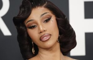 Cardi B marcando uma caneta com uma pergunta grávida ‘desrespeito’