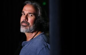 Seu filho morreu no tiroteio na escola. Ele luta com um canhão