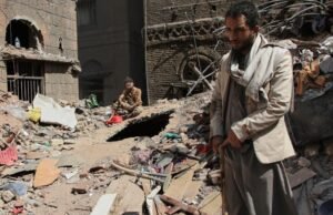 Os israelenses danificaram a casa houthi no Iêmen, destruindo a residência, forçando as famílias a viver uma ruína