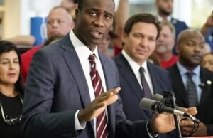 O plano da Flórida de aliviar o estado escolar da escola não começará por 90 dias