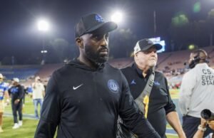 O treinador de futebol da UCLA pneus desceu depois de começar a não acreditar