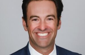 Elex Michaelson se junta à CNN para ancorar durante uma programação em uma noite na noite passada em Los Angeles