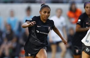 Alyssa Thompson para Chelsea por uma taxa de transporte por escrito