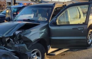 Califórnia. O acidente da família de 12 anos, caminhão-mãe para patrulhar carros, disse a polícia