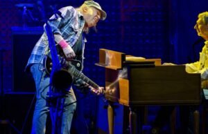 Revise Neil Young: Ele traz uma grama e uma preocupação para Hollywood Bowl