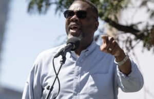 8 mortos e 50 feridos em Chicago no fim de semana como um plano de trompete