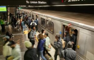O descarrilamento no centro da cidade de Los Angeles. O metrô agora deve transferir isso