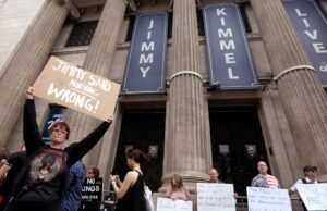 Manifestantes em Hollywood sobre ‘Jimmy Kimmel Live!’ Suspensão, censura chama o fim