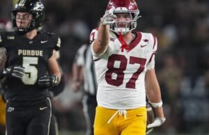 Lincoln Riley completa os finais de dois Harsh