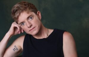 Em ‘Dayward’, Mae Martin recebe o pessoal em milhares sombrios