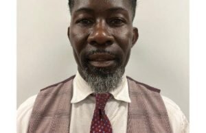 O chefe de Iowa de Iowa colocou o chefe da escola depois de prender por um agente migrante