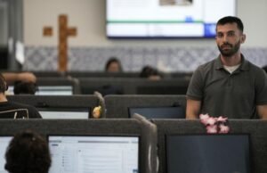 Ai é uma chamada para ligar, mas eles não se aproximam do homem