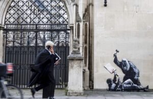 Banksy removeu um novo estúpido de um juiz atingindo manifestantes fora do tribunal de Londres