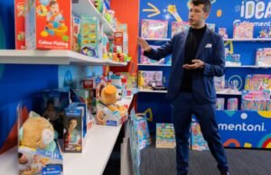 Asas do Papai Noel levantaram uma oficina em El Segundo com novos brinquedos de brinquedo