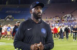 A UCLA precisa substituir Foster Deshaun, que não pode liderar os Bruins