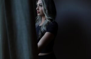 Eles se conheceram na festa. Ele é vice e perseguidor, suas demandas