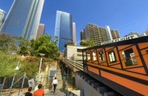 Bunker Hill Tower One One California Plaza vai para a recepção