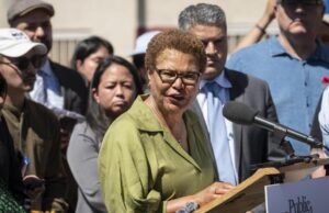 Em uma fumaça no prefeito de Karen Bass, cobrança de pagamento de pagamento