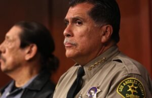 Os vôos dos fluxos em uma pulante para o xerife do condado de La