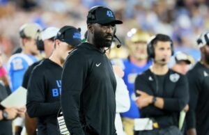 ‘Nós acabamos.’ O treinador Foster da UCLA DeShaun vê uma sala de estar