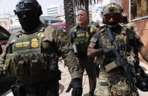 Comentário: Contra a parte de trás da assinatura de Hollywood, os patches de fronteira tiram uma foto do grupo Hollaweird