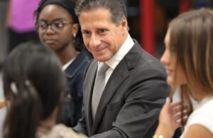 Lausd Supt. Alberto Carvalho contratou por mais quatro anos