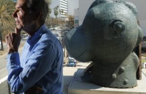 Instalando o cavalo Jeff Koons-Dinosaur começa em lacma