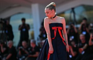 A atriz vencedora de ouro, 39 anos, quebra em lágrimas durante o Festival da Chassion Firalim