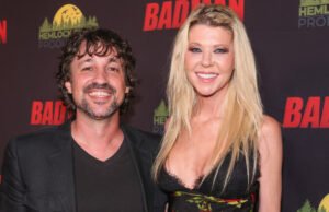 Icônico ‘American Pie’ Conese Reuuns no tapete vermelho 26 anos após o filme e ação facial