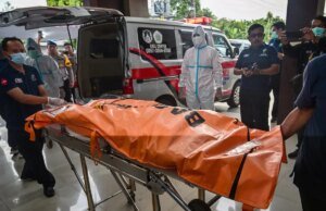 O nível de morte é de até 37 na Escola da Indonésia, na Indonésia, à medida que o esforço de resgate continua