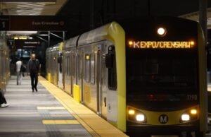 Newosom assinando um projeto de lei histórico para aumentar a profundidade do transporte