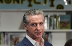 Governador da Califórnia assinando uma lei para restaurar chatbots de IA e proteger menores
