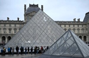 Ladrões blindados roubam joias de valor inestimável do Louvre em plena luz do dia