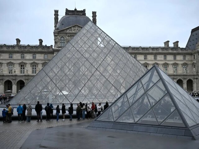 Chainsaw-Wielding-Thieves-Steal-Priceless-Jewels-from-The-Louvre-in-Daylight.jpg