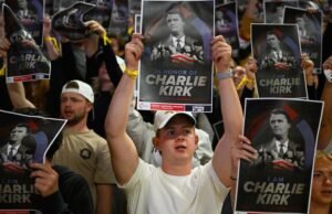 Charlie Kirk conversou com o governo fechando a boca em Turning Point EUA