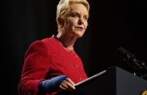 Cindy McCain está sofrendo com estradas ruins e espera-se que se recupere completamente