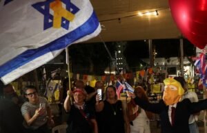 Pessoas se reúnem na Praça dos Reféns de Tel Aviv para celebrar o Acordo de Gaza