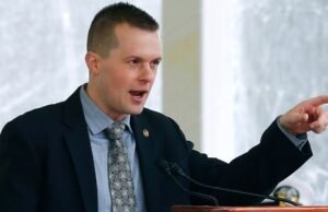 Réplica democrática. Jardenen Golden, do auditor do estado do Maine, Matt Duntor Matt Duntor Matt Dunitor Matt Dunitor