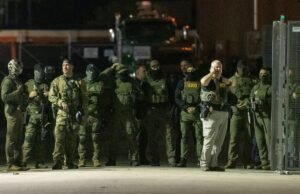 Oficiais federais de imigração em Chicago usaram câmeras corporais como parte do protesto