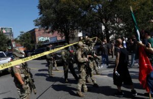 Agentes federais atiram na motocicleta em Chicago no conflito para a tropa Trump Troopement em Portland