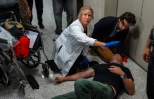 Adfonce, da Adfonce, sai de jornalistas fora da corte, o advogado federal, que envia o hospital de alguém