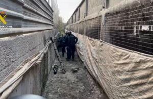 Guardas civis removeram o plantio sob as fazendas de peru em Snlúcar de Barramema, Cádiz