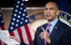 Os democratas em casa construem anúncios que forçam as repúblicas na conclusão do desligamento do governo