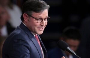 O líder do Partido Republicano está queimando com uma longa pausa durante a semana, quando a federação Mike Johnson