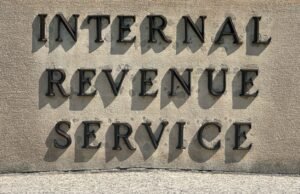 Irs para Fullough foi para metade dos funcionários enquanto o governo continua