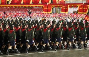 Kim Jong On cuida da incrível ordem militar para marcar o 80º aniversário da festa dos funcionários