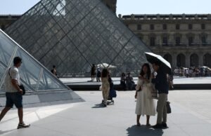 Museu do Louvre, em Paris, é fechado após assalto ocorrido no início do evento neste domingo